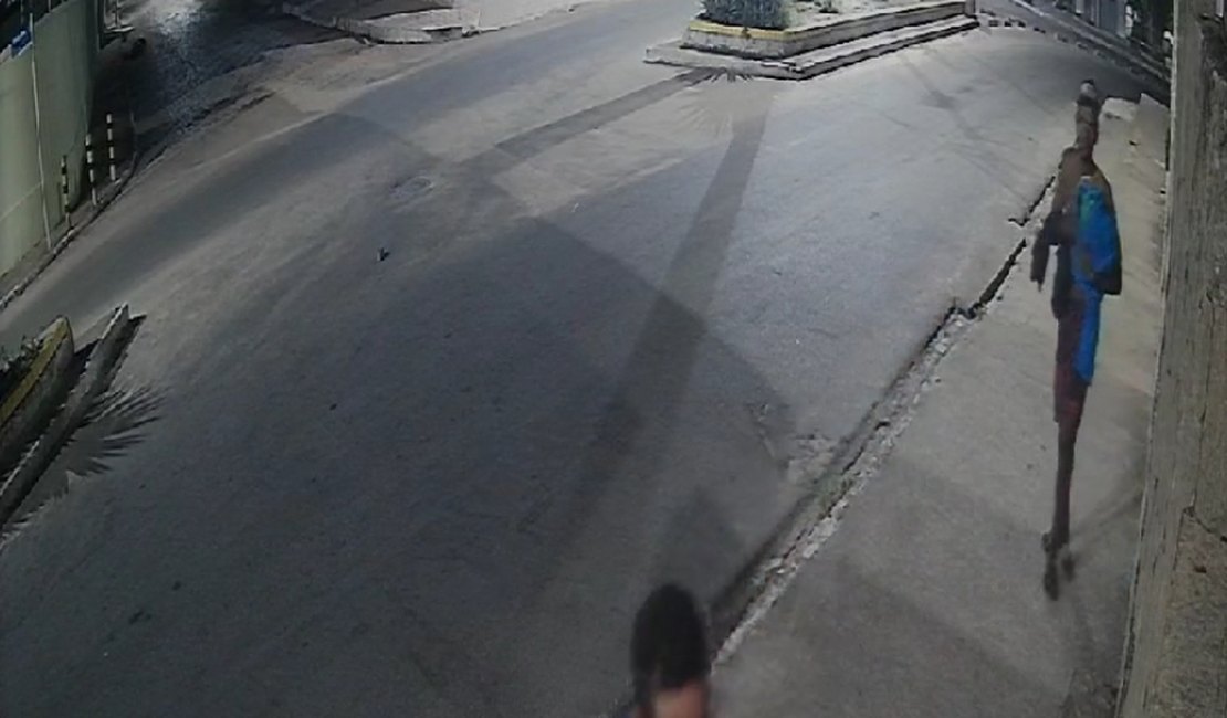 Vídeo flagra dupla de criminosos tentando arrombar estabelecimento em Arapiraca