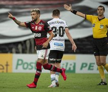 Flamengo volta a jogar bem, vence o Coritiba e dorme na liderança do Brasileirão