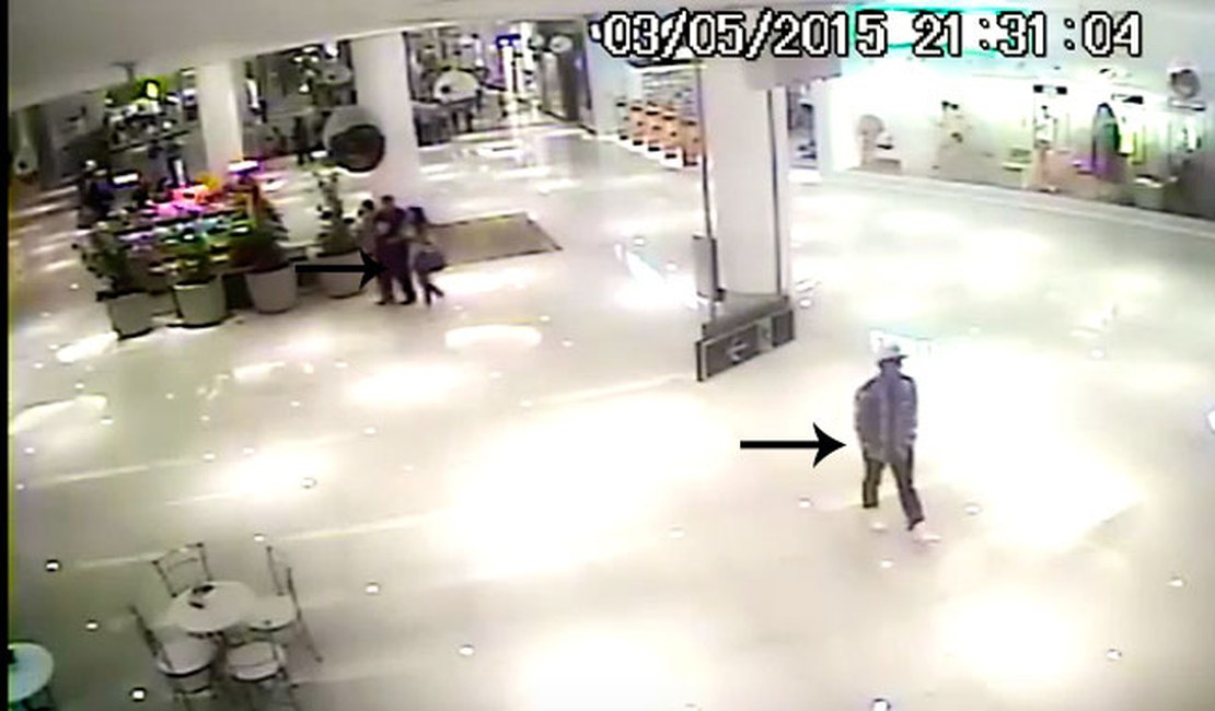 Polícia divulga vídeo de furto à loja de material esportivo em shopping center