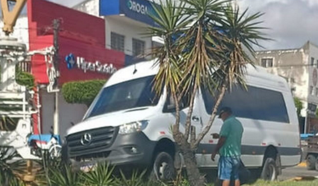 Van desgovernada atinge moto estacionada na região central de Delmiro Gouveia