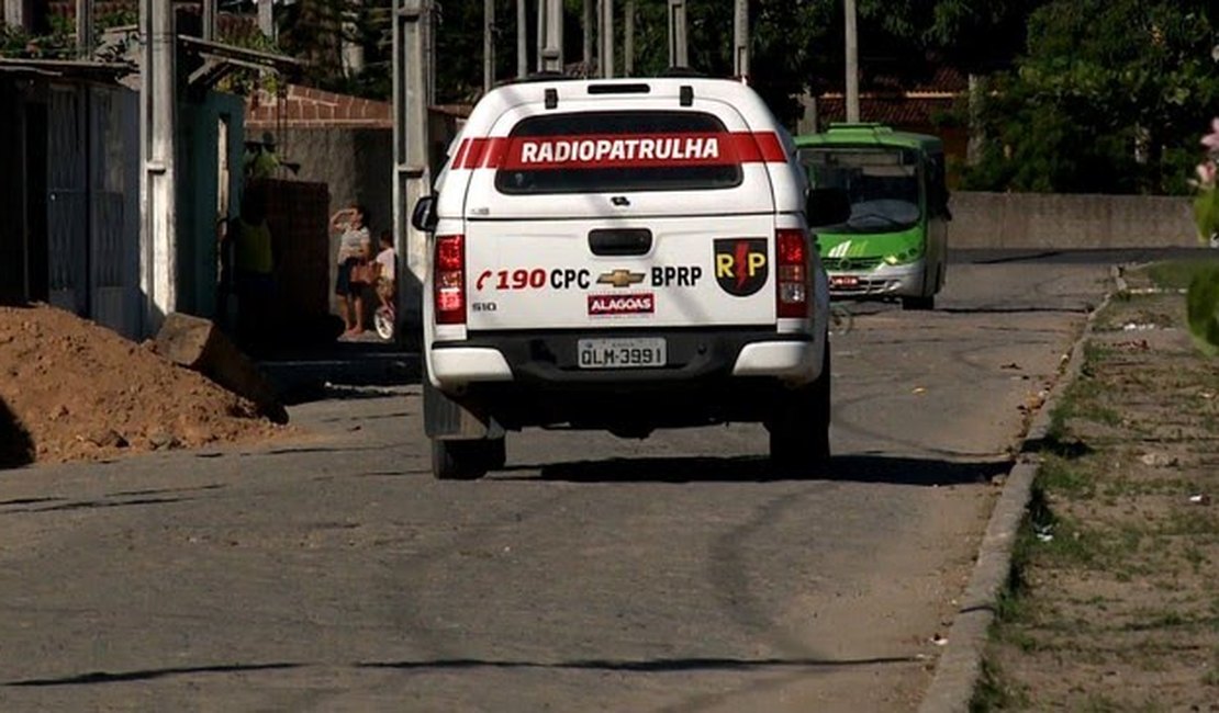 Suspeito morre em troca de tiros com a polícia; outro fica ferido