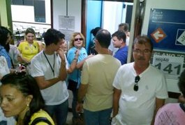 Eleitores tentam votar e descobrem que já votaram por eles, em Maceió