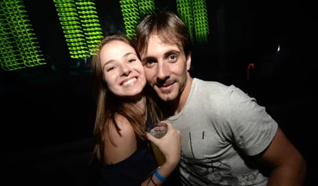 Marido de Clara, do BBB, é flagrado beijando uma garota na balada