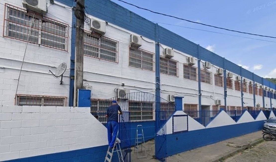 Professora denuncia mãe de aluna após ser agredida na frente de escola