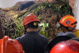 Deslizamento de terra durante forte chuva atinge casa e mata morador em São Bernardo do Campo