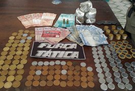 Polícia prende dois jovens com notas falsas e drogas em Arapiraca