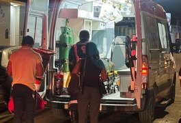 Estudante fica com suspeita de fratura após colisão entre carro e moto em Arapiraca