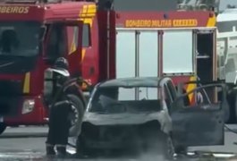 Carro é destruído por incêndio na Avenida Assis Chateaubriand, em Maceió