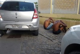 Dupla vai abastecer carro roubado em posto em Maceió e acaba presa