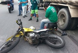 Motoqueiro perde parte do pé, em acidente, após motorista desrespeitar faixa de pedestre