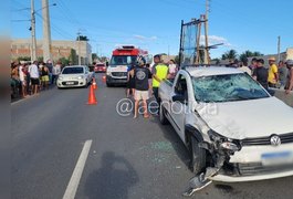 Homem morre após ser atingido por carro ao tentar passar em brecha na divisória da rodovia AL-220, em Arapiraca