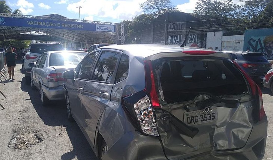 Acidente envolvendo 4 veículos é registrado no Drive Thru em Maceió