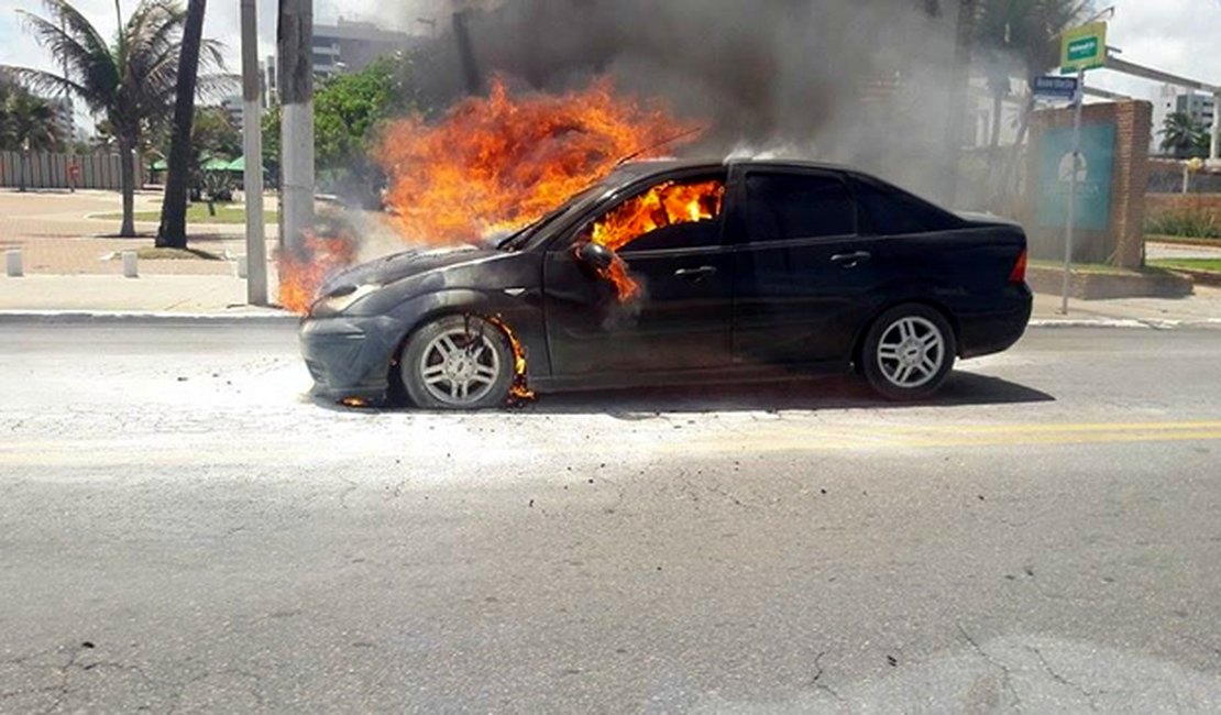 Veículo pega fogo na orla de Jatiúca, em Maceió