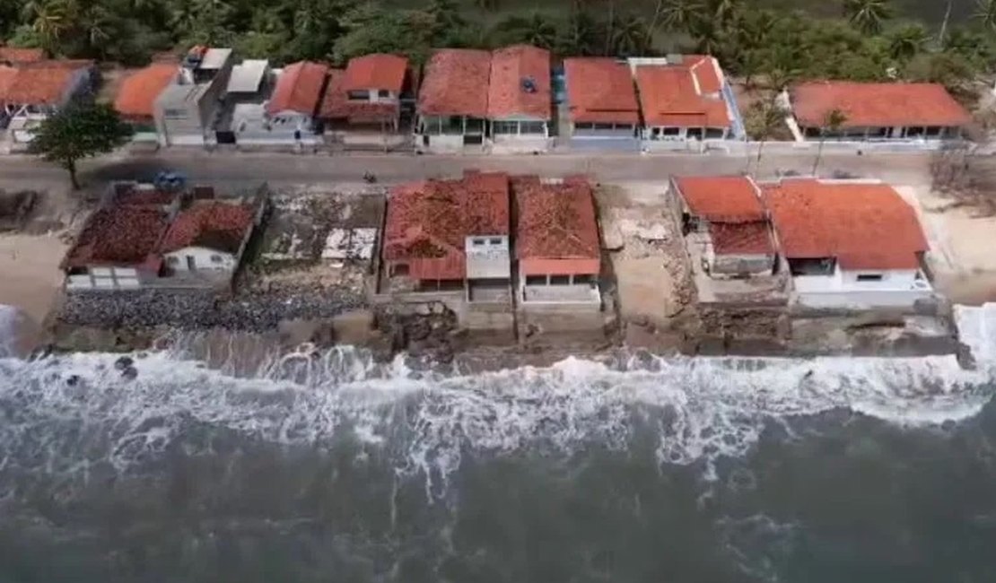 Baía da Traição,na Paraíba, declara estado de calamidade pública após avanço do mar sobre casas