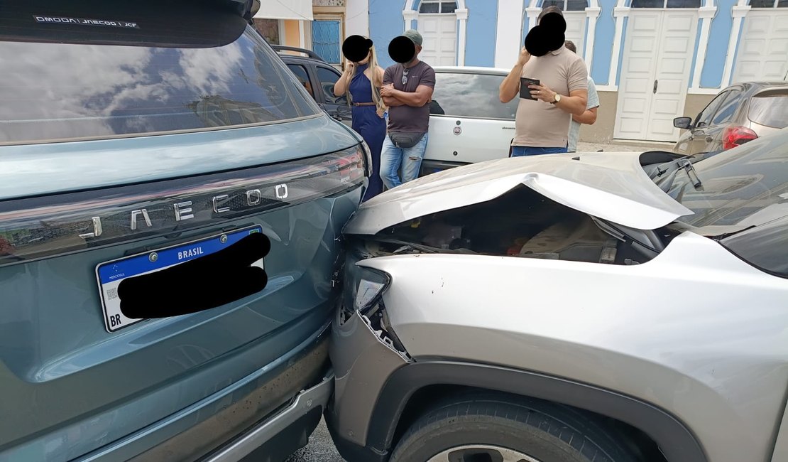 Colisão entre dois carros é registrada no Centro de Limoeiro de Anadia