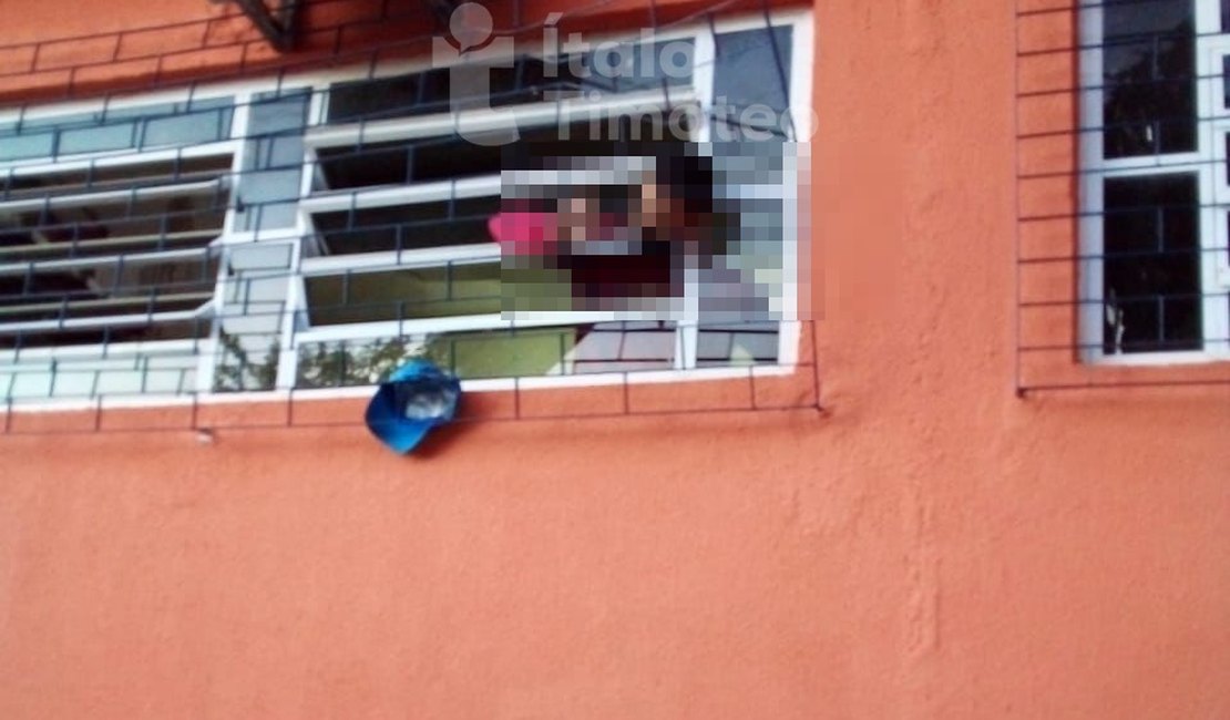 Jovem morre ao ficar preso em vitrô de escola que pretendia furtar, no Sertão alagoano