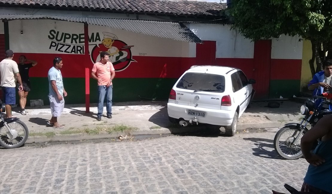 Motorista perde o controle do veículo e se choca contra pizzaria em Arapiraca