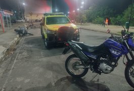 Casal fica ferido em colisão com moto estacionada no Bosque das Arapiracas