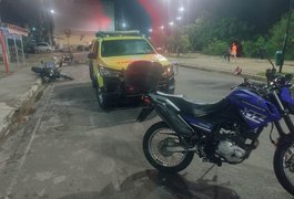 Casal fica ferido em colisão com moto estacionada no Bosque das Arapiracas