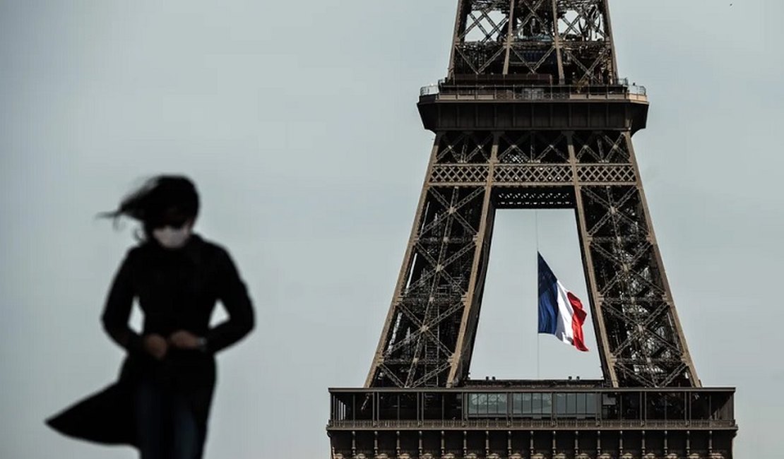 Turista brasileira é estuprada nos jardins da Torre Eiffel, em Paris