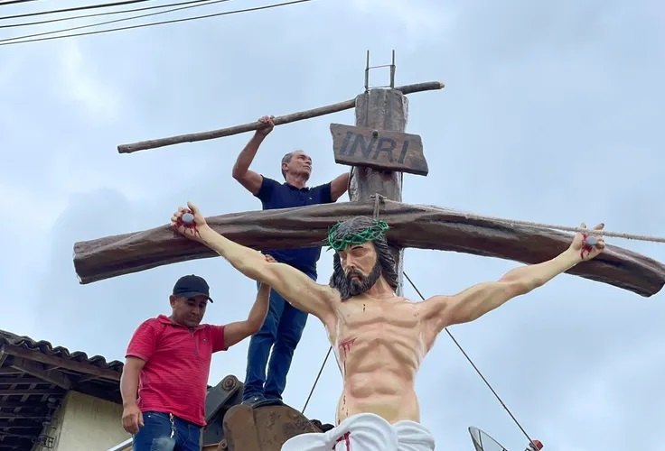 Prefeitura alagoana ﻿instala escultura, de cerca de seis metros, de Jesus crucificado