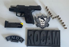 indivíduo de 23 anos tenta esconder arma de fogo atrás do pneu de veículo e é preso, em Arapiraca