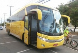Bandidos armados fazem arrastão em ônibus interestadual na BR-104