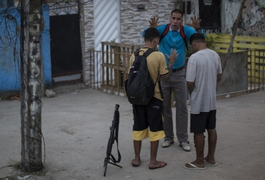 Foto de pastor orando por traficantes viraliza na web