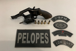 Polícia localiza arma de fogo em quarto de residência e prende suspeito no Agreste