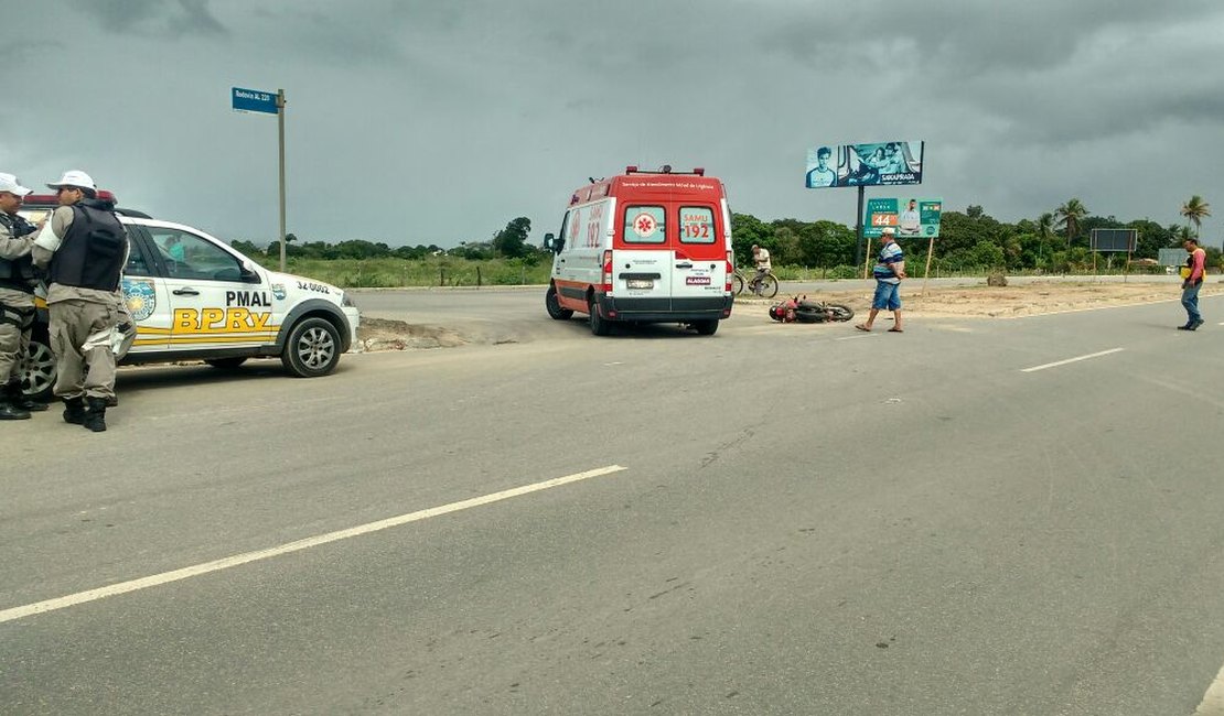 Mototaxista fica ferido em acidente envolvendo caçamba em Arapiraca