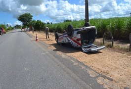 Viatura do 11º BPM de Penedo capota na saída da cidade