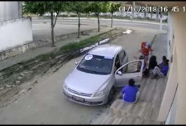 Vídeo: Câmera de segurança flagra assalto a seis mulheres em São Miguel dos Campos