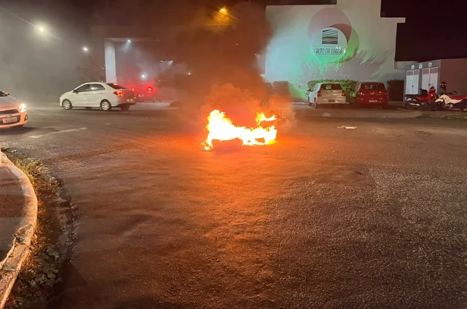 Moradores do bairro Santa Amélia fazem protesto e fecham pista para cobrar asfaltamento de ruas