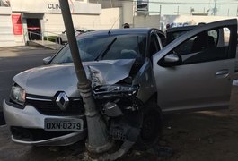 Mulher passa mal no trânsito, invade calçada e carro colide contra poste
