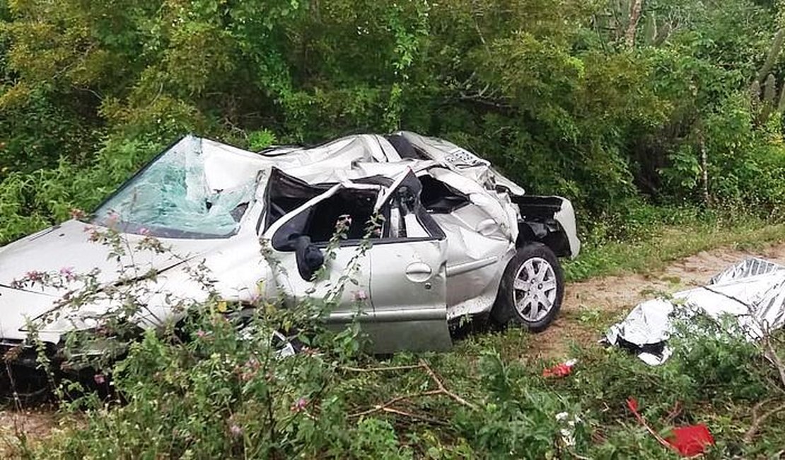 Condutor morre após carro capotar na BR-423, em Delmiro Gouveia