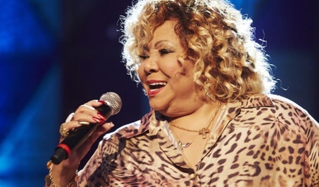 Alcione passa bem depois de cirurgia e já está no quarto, diz assessoria