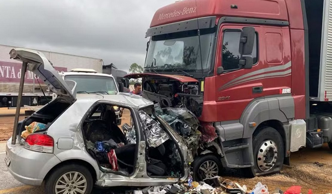 Seis pessoas de família de Delmiro Gouveia morrem em batida entre carro e carreta em MG