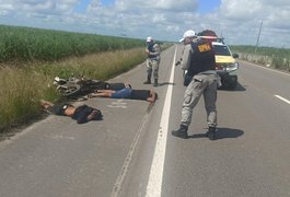 Trio é detido em flagrante com moto roubada, arma de fogo e posse de drogas, na AL-220