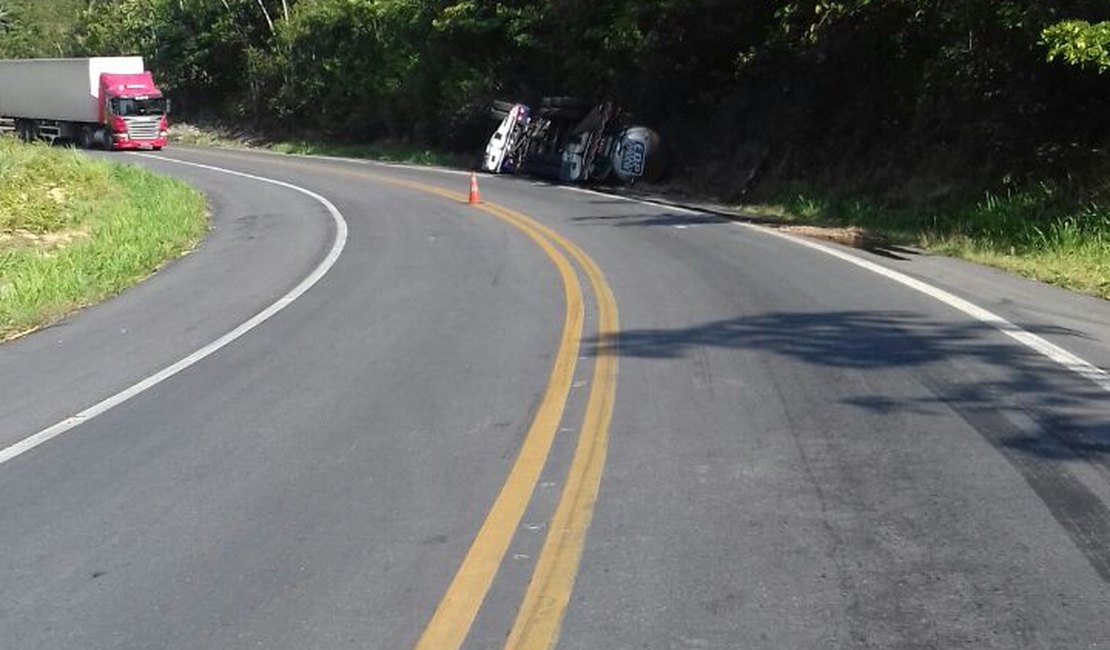 Motorista morre após carreta tombar na BR-101, em Alagoas