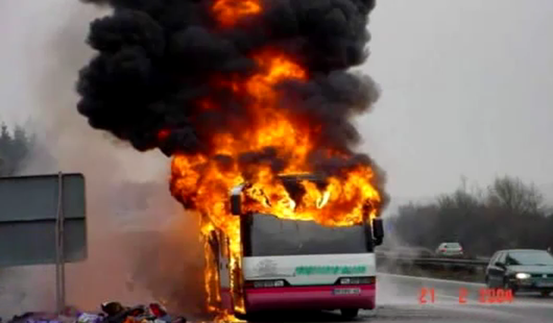 Incêndio em ônibus mata 30 pessoas na China