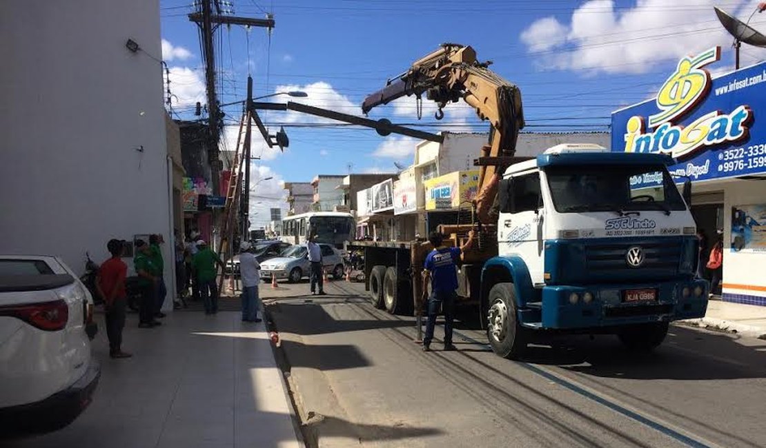 SMTT retira semáforo danificado e agentes monitoram trânsito