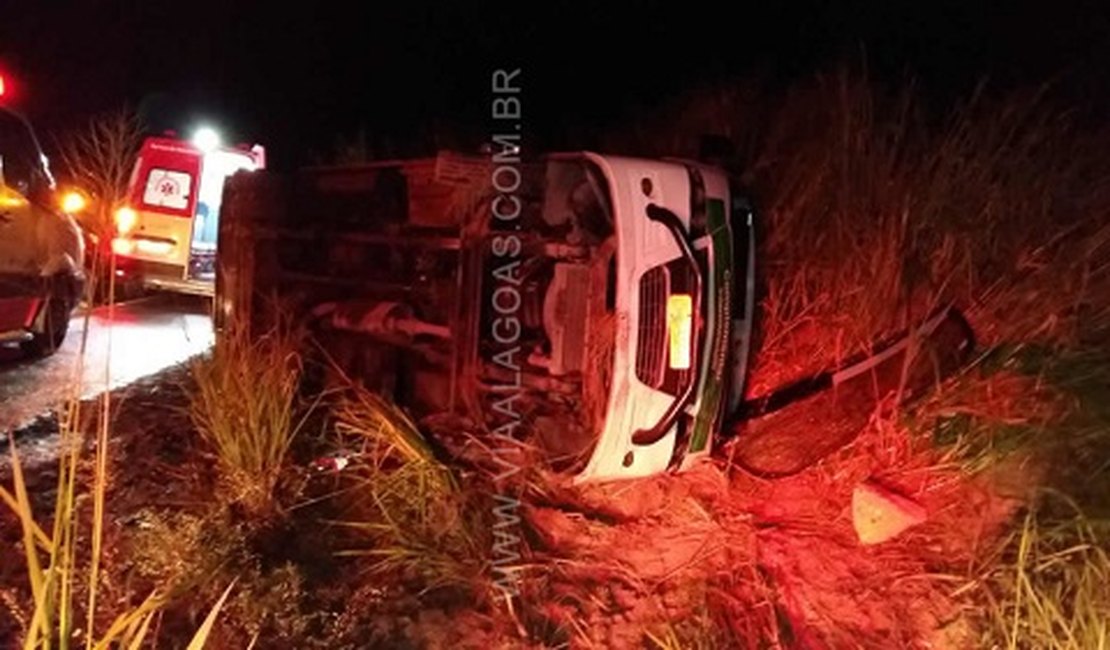 Micro-ônibus com destino a Arapiraca tomba em trecho da BR-101, em São Miguel