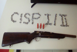 Polícia Militar apreende arma e drogas na cidade de Cajueiro