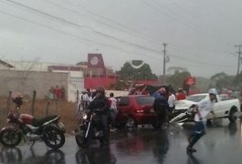 Dois motoristas ficam feridos após colisão em Arapiraca