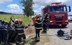 Colisão entre carro e caminhão na BR 316, em Atalaia