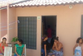 Casa inundada por esgoto ameaça desabar e família corre riscos em Arapiraca