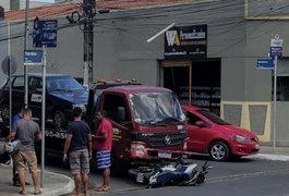 Caminhão-guincho perde o freio e causa colisão com três veículos no Centro de Arapiraca
