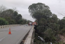 Caminhonete cai de ponte e três pessoas morrem em Canapi; duas sofrem lesões graves