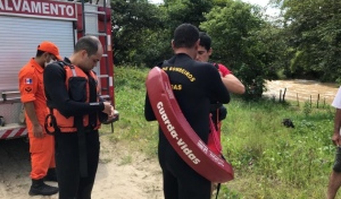 Corpo de Bombeiros resgata três pessoas ilhadas após nível de rio subir em Alagoas