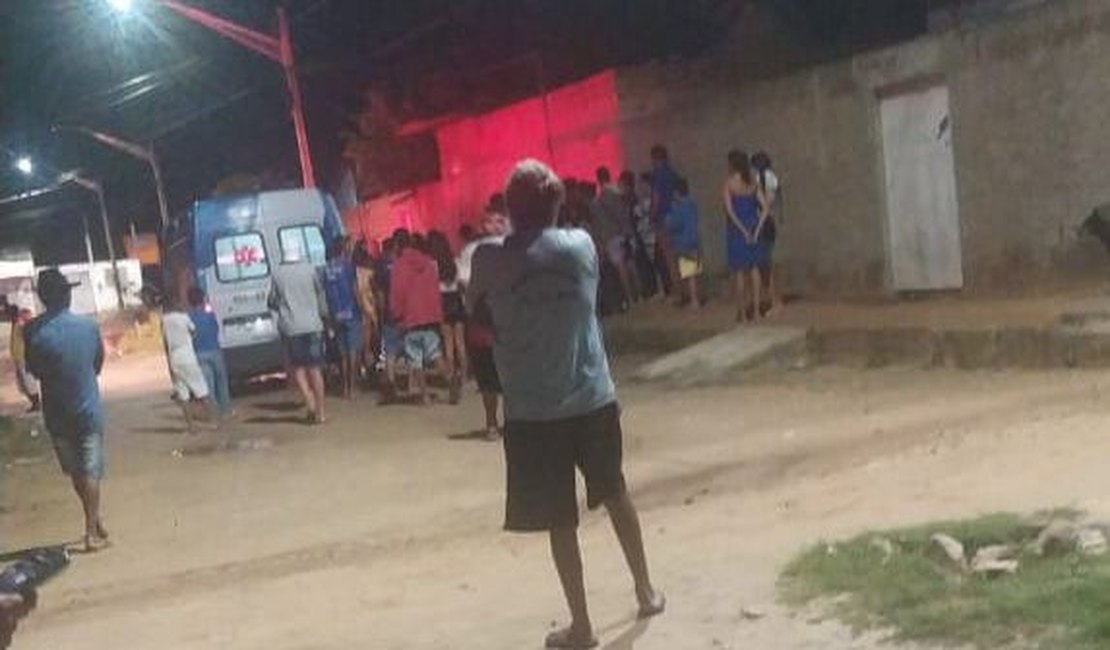 Homem é golpeado com facada no pescoço e polícia prende autor em ação rápida, em Delmiro